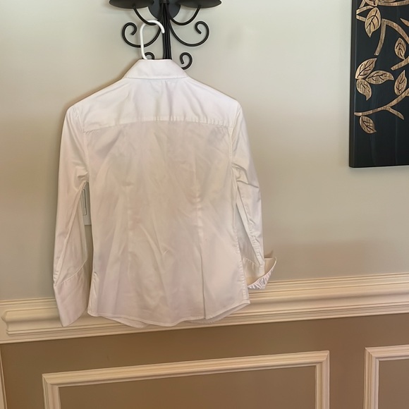 J. McLaughlin white button down top with satin collar and cuffs. Size 0. - Picture 5 of 7